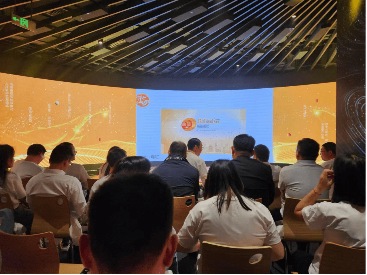 践行行业文化建设十要素、树立证券行业荣辱观<strong></p>
<p>证券员工</strong>，天风证券连续8年为员工授予“学长勋章”