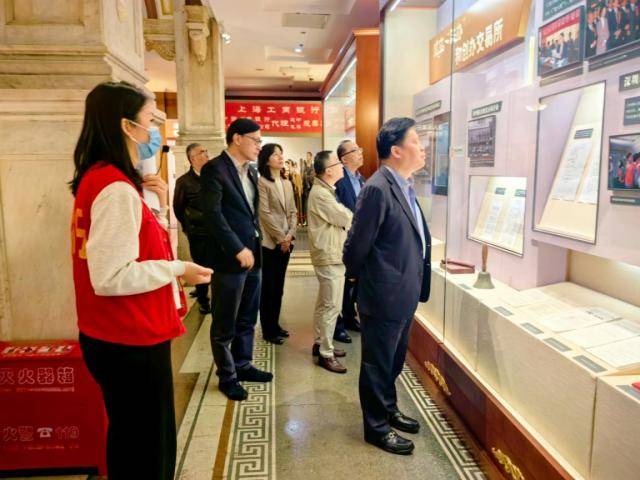 交银金租党委理论学习中心组赴中国证券博物馆开展主题学习