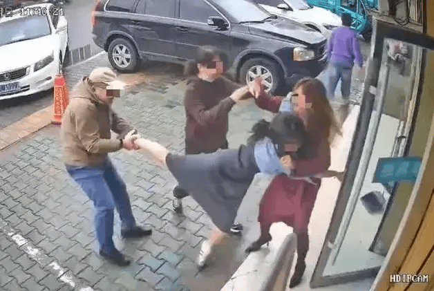 公职夫妻因挪车将女子打骨折<strong></p>
<p>证券天津</strong>，想40万私了？通报来了