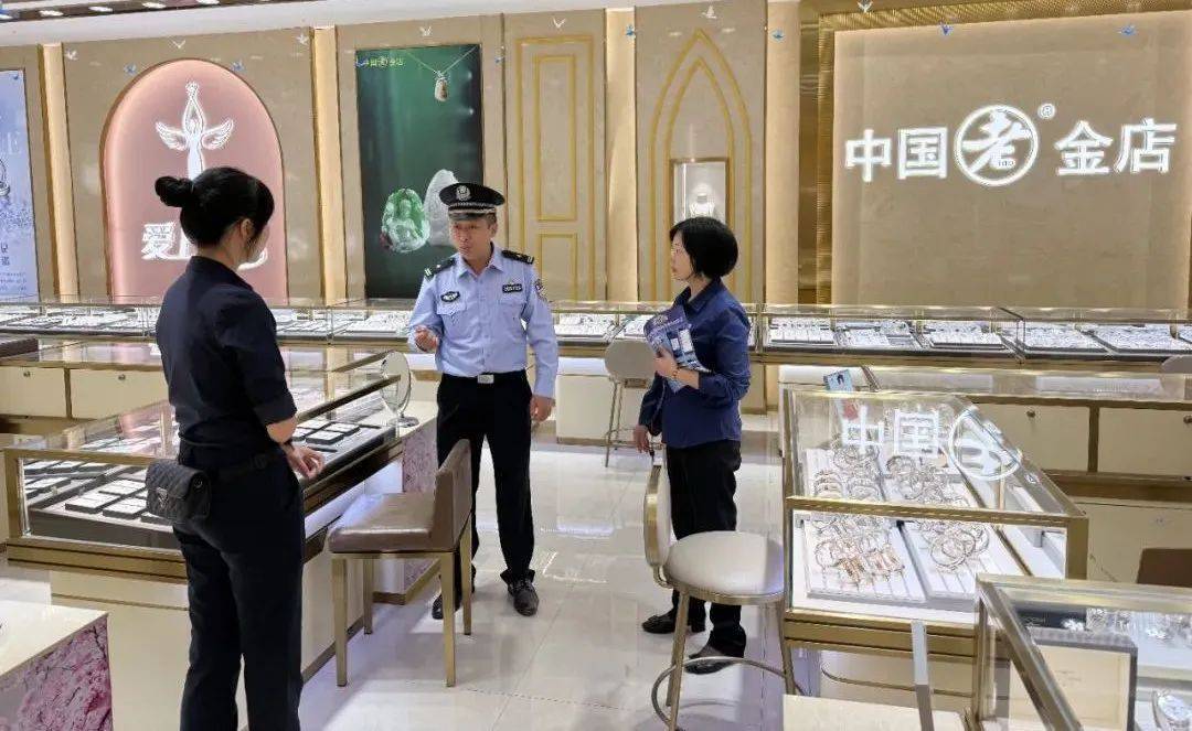 柳州女子到柳南万达买3万元黄金<strong></p>
<p>资本证券</strong>，不挑款不问价，店员吓到报警！