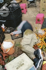 昆明一老人赶集摔倒压坏水果摊！中午就带着家属找来了<strong></p>
<p>证券公司有哪些</strong>，摊主慌了……