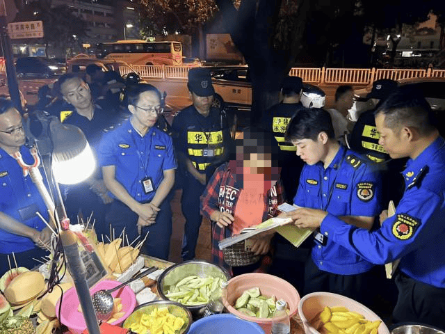 “锅铲声敲得我睡不着”！深夜<strong></p>
<p>基础证券</strong>，深圳多名流动摊贩被劝离……