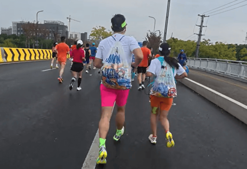 苏州马拉松一男一女将给选手的免费零食打包“负重”奔跑<strong></p>
<p>证券策略</strong>？主办方回应