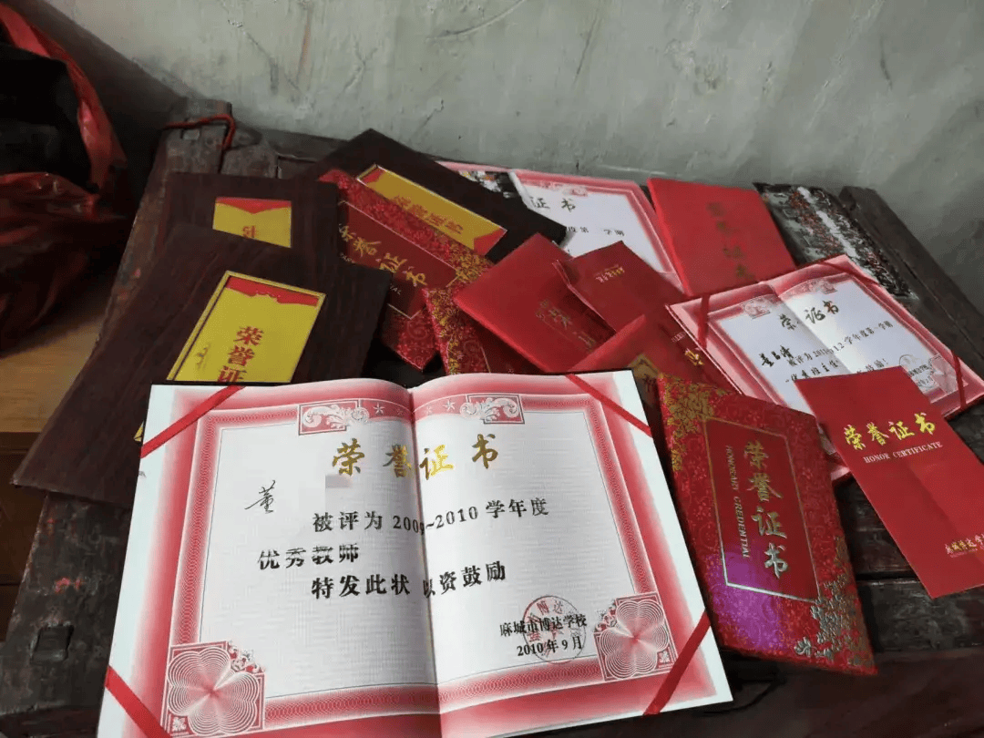 黄冈一教师在宿舍离世<strong></p>
<p>承销证券</strong>，家属：高强度工作带了14年高三，校方未申报工亡；多方回应