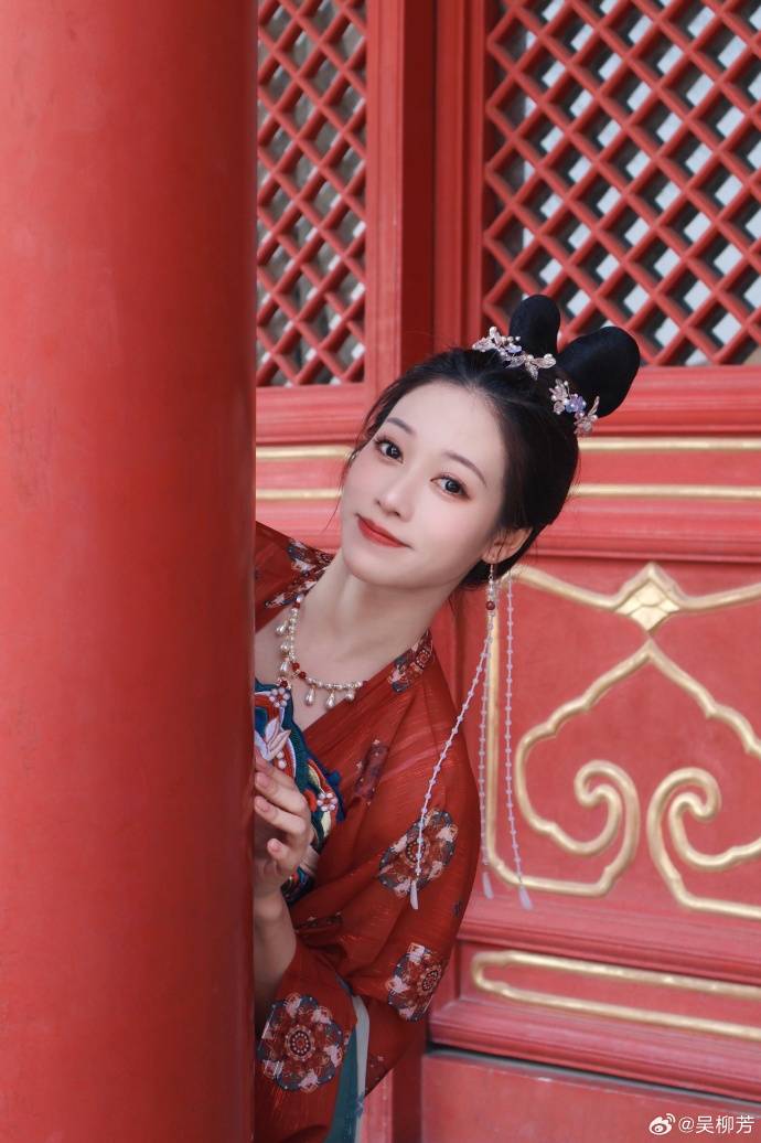 “吴柳芳涨粉太快被吓到”冲上热搜<strong></p>
<p>证券投顾</strong>！吴柳芳微博粉丝已超10万