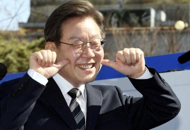 执政党捏着鼻子要“保尹”<strong></p>
<p>证券私募基金</strong>，尹锡悦的总统宝座，将由8个人决定