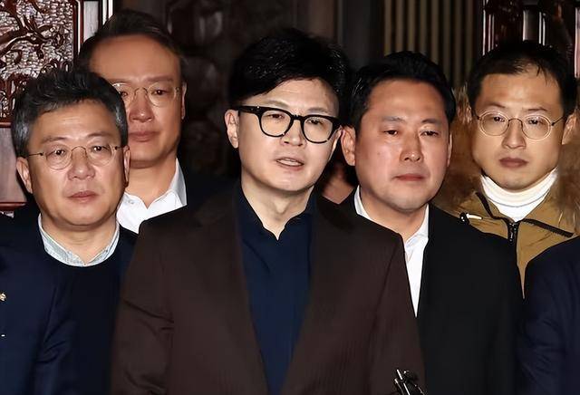 执政党捏着鼻子要“保尹”<strong></p>
<p>证券私募基金</strong>，尹锡悦的总统宝座，将由8个人决定