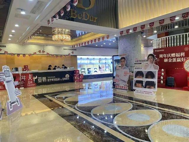 “还能反光<strong></p>
<p>东证券</strong>！”长沙男子植发近9月称后脑勺“像狗啃过”