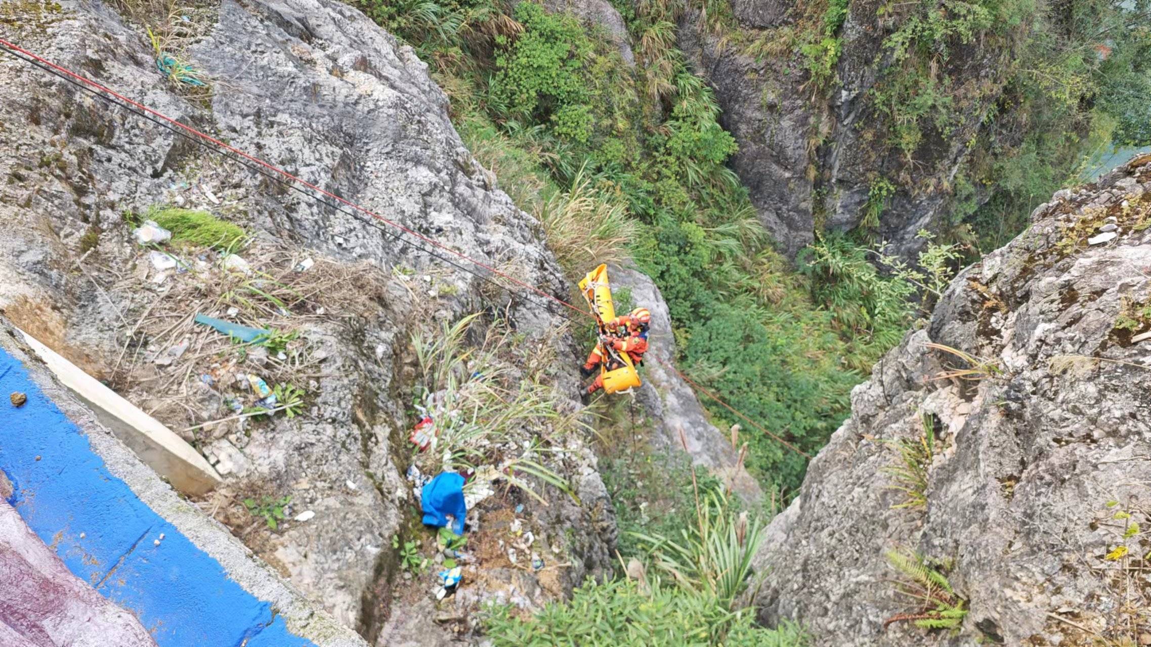 奇迹！湘西6岁男孩滑下40米高悬崖<strong></p>
<p>山东证券</strong>，找到时还能说话！救援人员分析生还原因