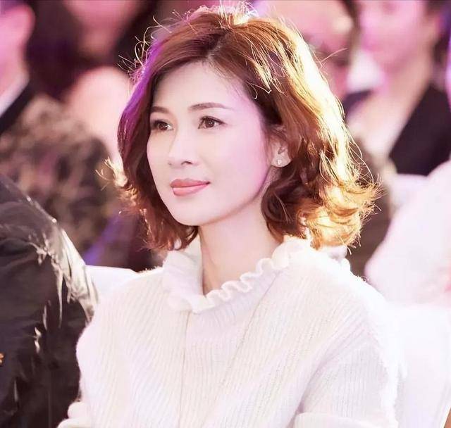 富商周旭辉<strong></p>
<p>证券资金账户</strong>，44岁娶小12岁女星童蕾，获刑3年后，妻女过得如何？