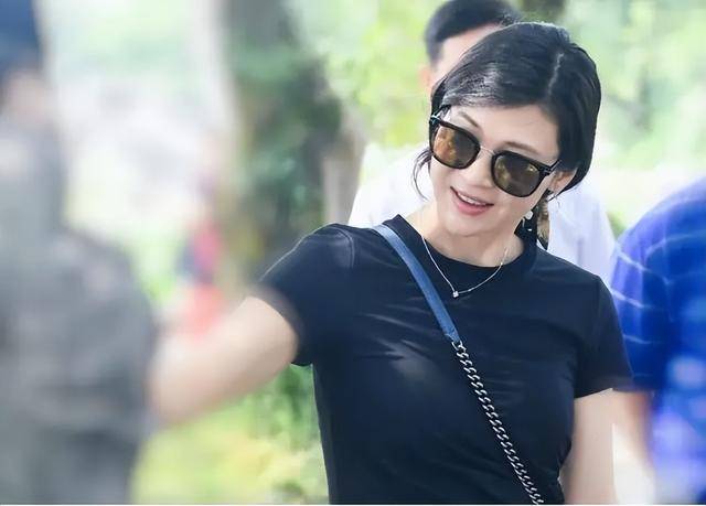 富商周旭辉<strong></p>
<p>证券资金账户</strong>，44岁娶小12岁女星童蕾，获刑3年后，妻女过得如何？