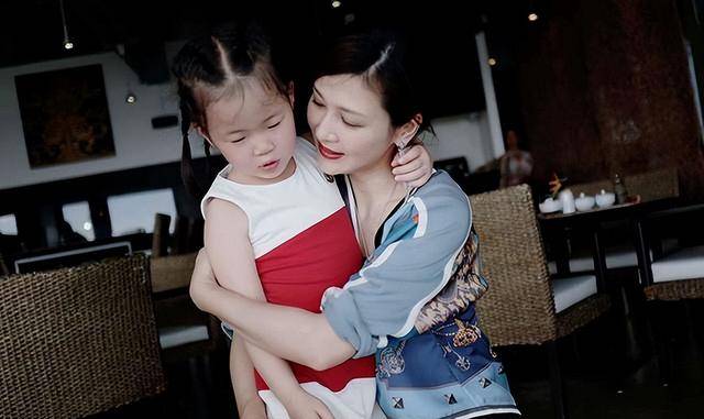 富商周旭辉<strong></p>
<p>证券资金账户</strong>，44岁娶小12岁女星童蕾，获刑3年后，妻女过得如何？