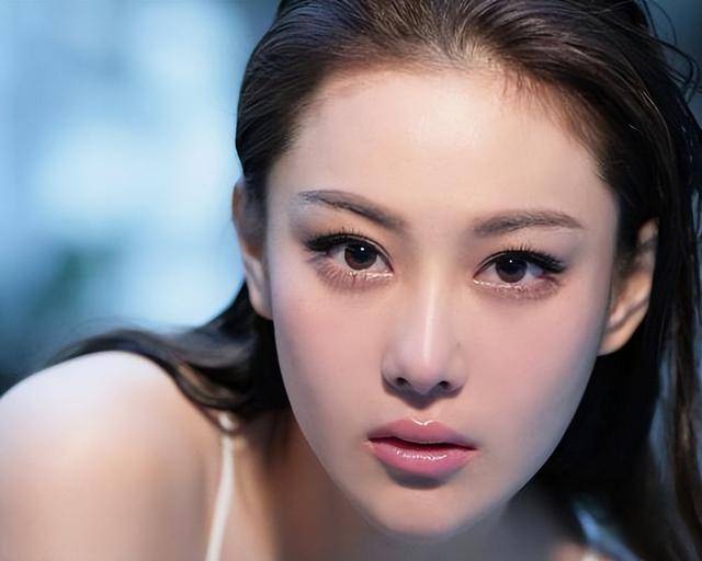 富商周旭辉<strong></p>
<p>证券资金账户</strong>，44岁娶小12岁女星童蕾，获刑3年后，妻女过得如何？