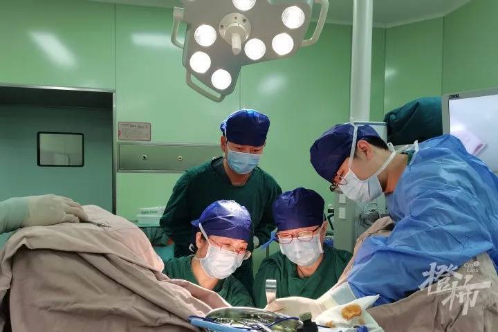“我肚子里有个东西<strong></p>
<p>证券开户网上</strong>，是活的！”浙江78岁奶奶一句话惊呆众人