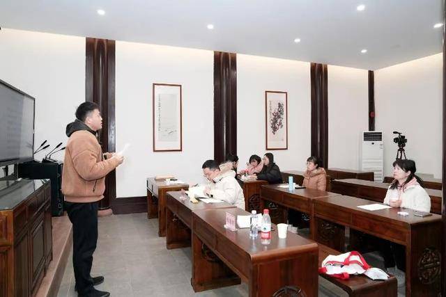 成都女博士二十多分钟背诵83首古诗词<strong></p>
<p>证券公司电话</strong>，获杜甫草堂终身免票：两个月背了超6400字