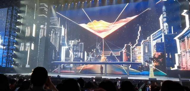刘德华演唱会实录：表演滑跪失败<strong></p>
<p>证券律师</strong>，甄子丹舒淇任达华台下蹦迪