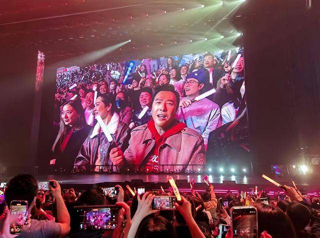 刘德华演唱会实录：表演滑跪失败<strong></p>
<p>证券律师</strong>，甄子丹舒淇任达华台下蹦迪