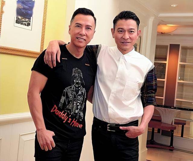 刘德华演唱会实录：表演滑跪失败<strong></p>
<p>证券律师</strong>，甄子丹舒淇任达华台下蹦迪