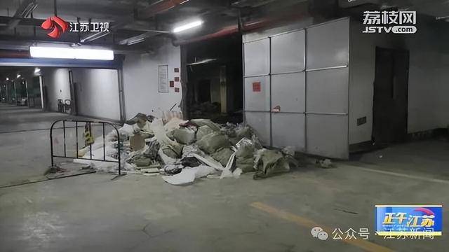 突发！江苏一小区地下车库起火<strong></p>
<p>证券etf</strong>，里面堆满了，居民：失火前已多次举报