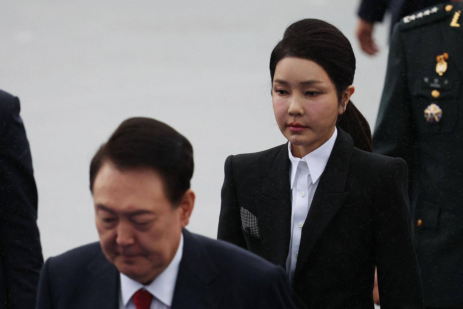 韩议员：金建希仍在总统官邸<strong></p>
<p>证券保荐</strong>，“脸色很难看”，尹锡悦说她最近“吃不下东西”