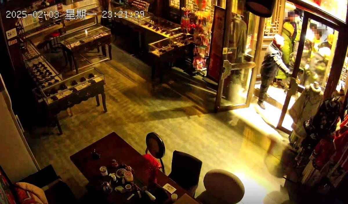 大同官方核查“店铺被撬锁开灯”事件<strong></p>
<p>商证券</strong>，律师：撬锁入室涉嫌违法，且滥用行政权力