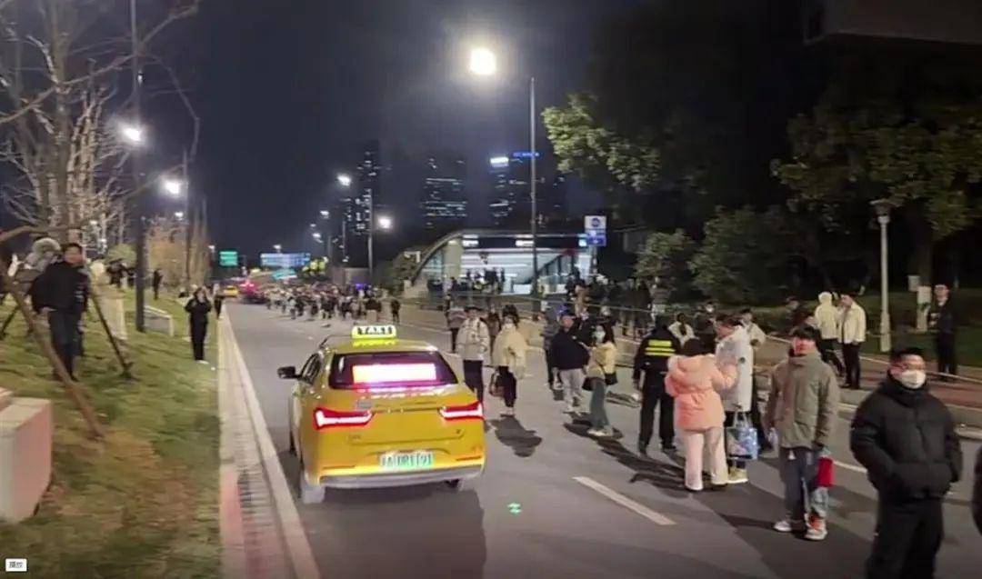 南京地铁突发故障致大量乘客滞留<strong></p>
<p>联储证券</strong>，官方：正抢修，已安排接驳车
