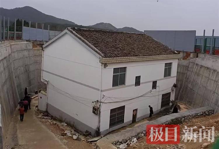 “没料到政府宁可多花钱让公路改道”<strong></p>
<p>深圳证券所</strong>，江西“最强钉子户”独守孤房