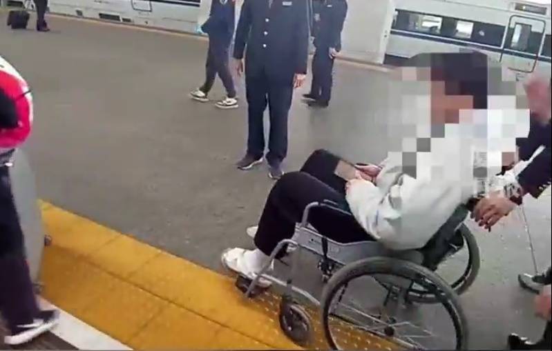 “救命<strong></p>
<p>微信微证券</strong>，我不想死”！厦门北站，D131次列车突发！