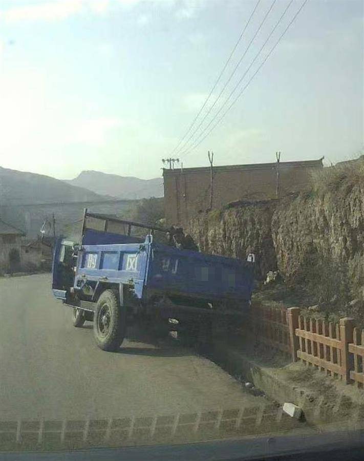 警车把农用车“别进”沟里<strong></p>
<p>证券投资者</strong>，三个问题需要澄清