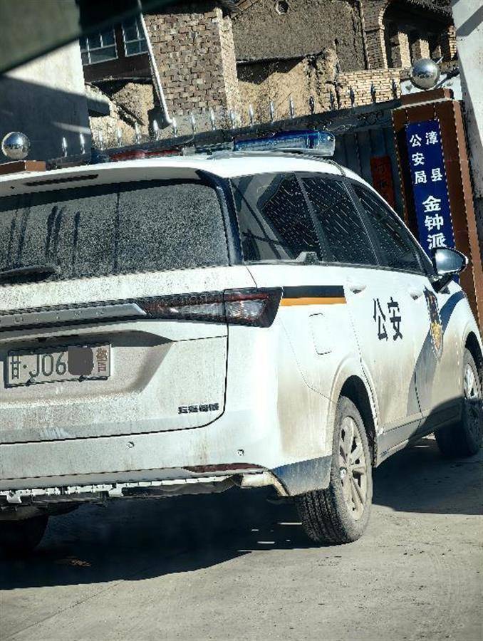 警车把农用车“别进”沟里<strong></p>
<p>证券投资者</strong>，三个问题需要澄清