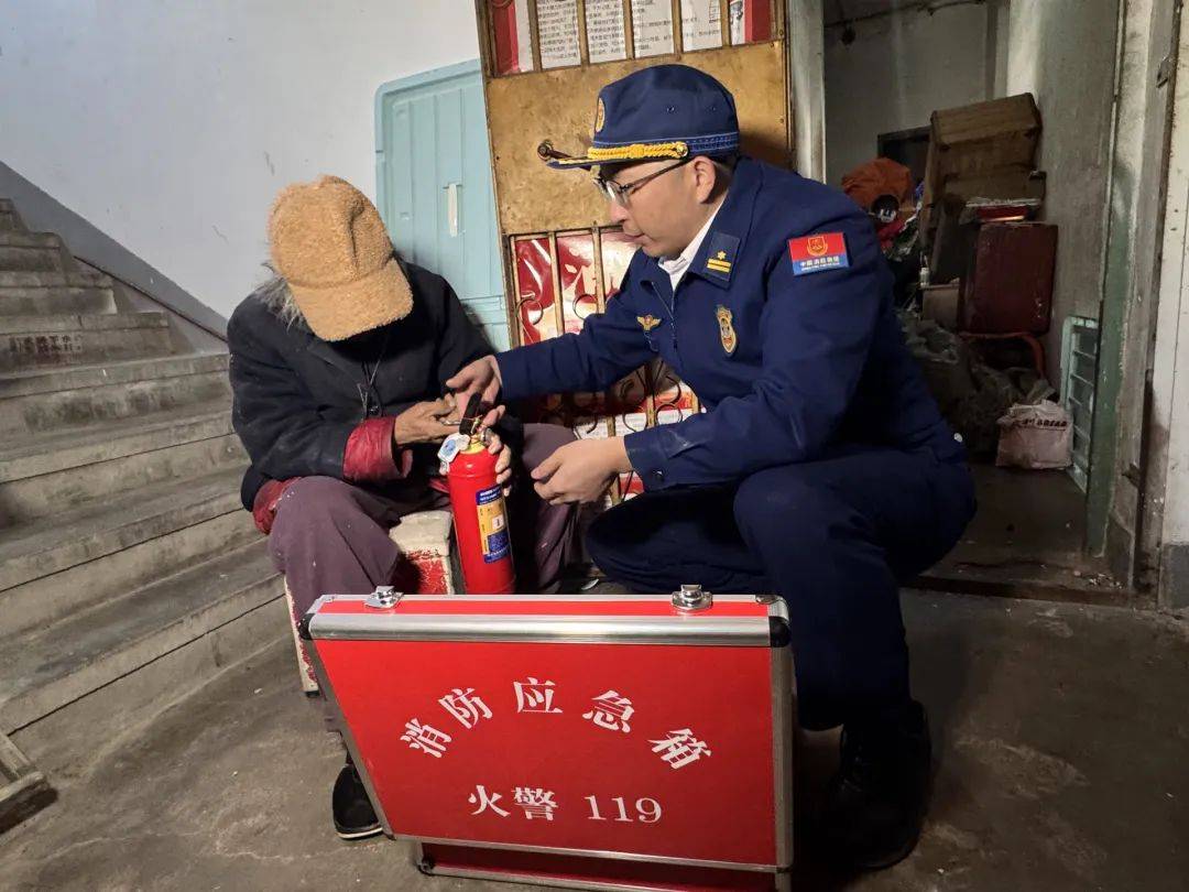退休金超9000<strong></p>
<p>证券开户佣金</strong>，91岁老人家中却“垃圾成山”！原因心酸