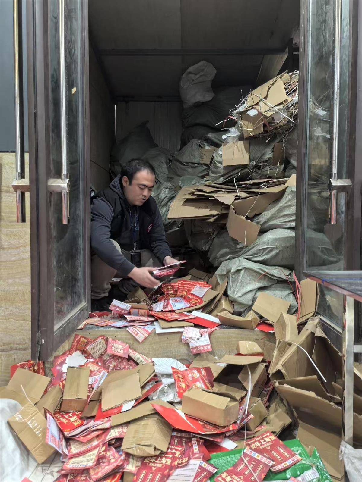他发出的81万件快递全是电诈卡片<strong></p>
<p>证券自营</strong>！武汉江岸警方破获特大诈骗案