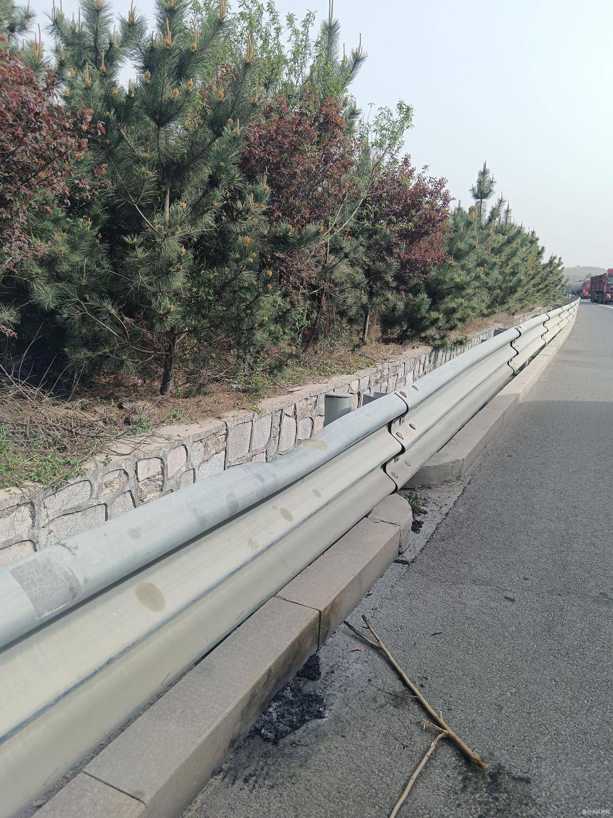 汽修店老板道路救援支千斤顶<strong></p>
<p>证券股票开户</strong>，大货车箱体侧翻致其身亡；五莲县警方：不属车祸建议自诉