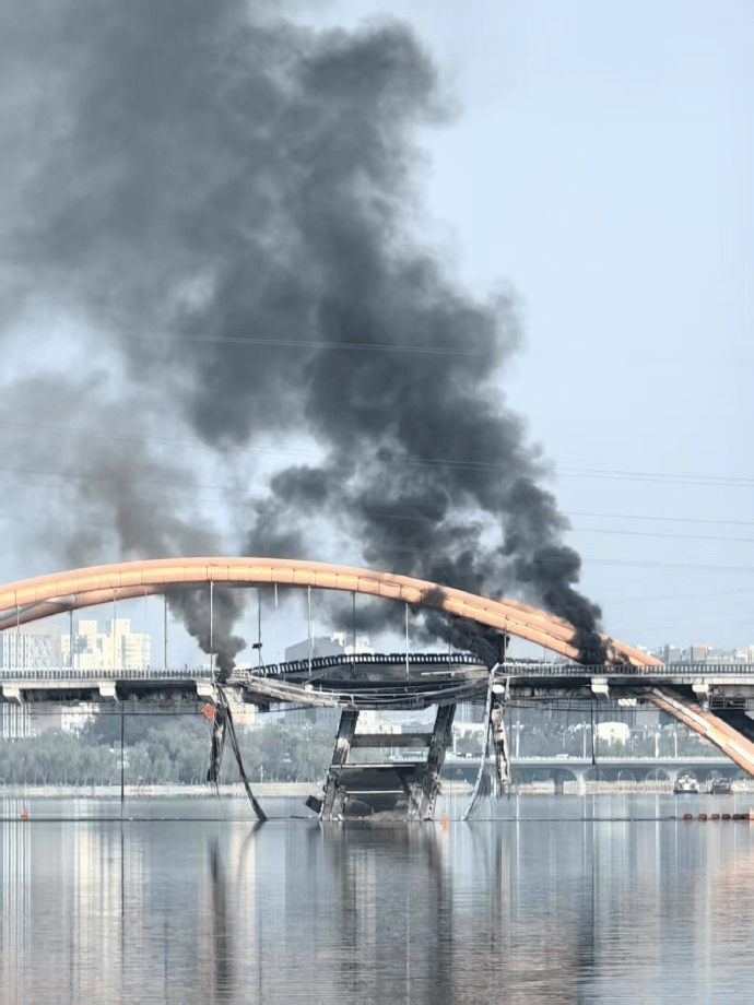北京顺义潮白河大桥发生火情并部分坍塌<strong></p>
<p>证券基金从业</strong>，官方回应