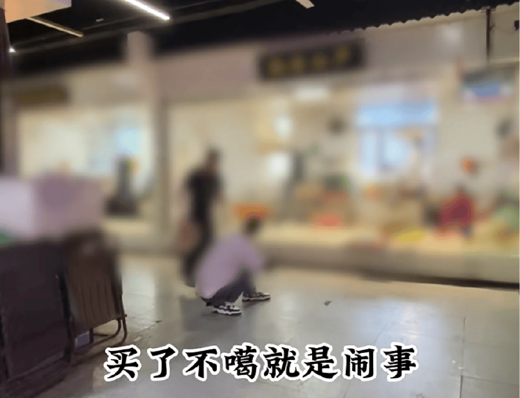 男子买鱼拒杀遭暴力殴打<strong></p>
<p>证券从业</strong>，摊主叫嚣“不杀是闹事”“打死你”，警方回应
