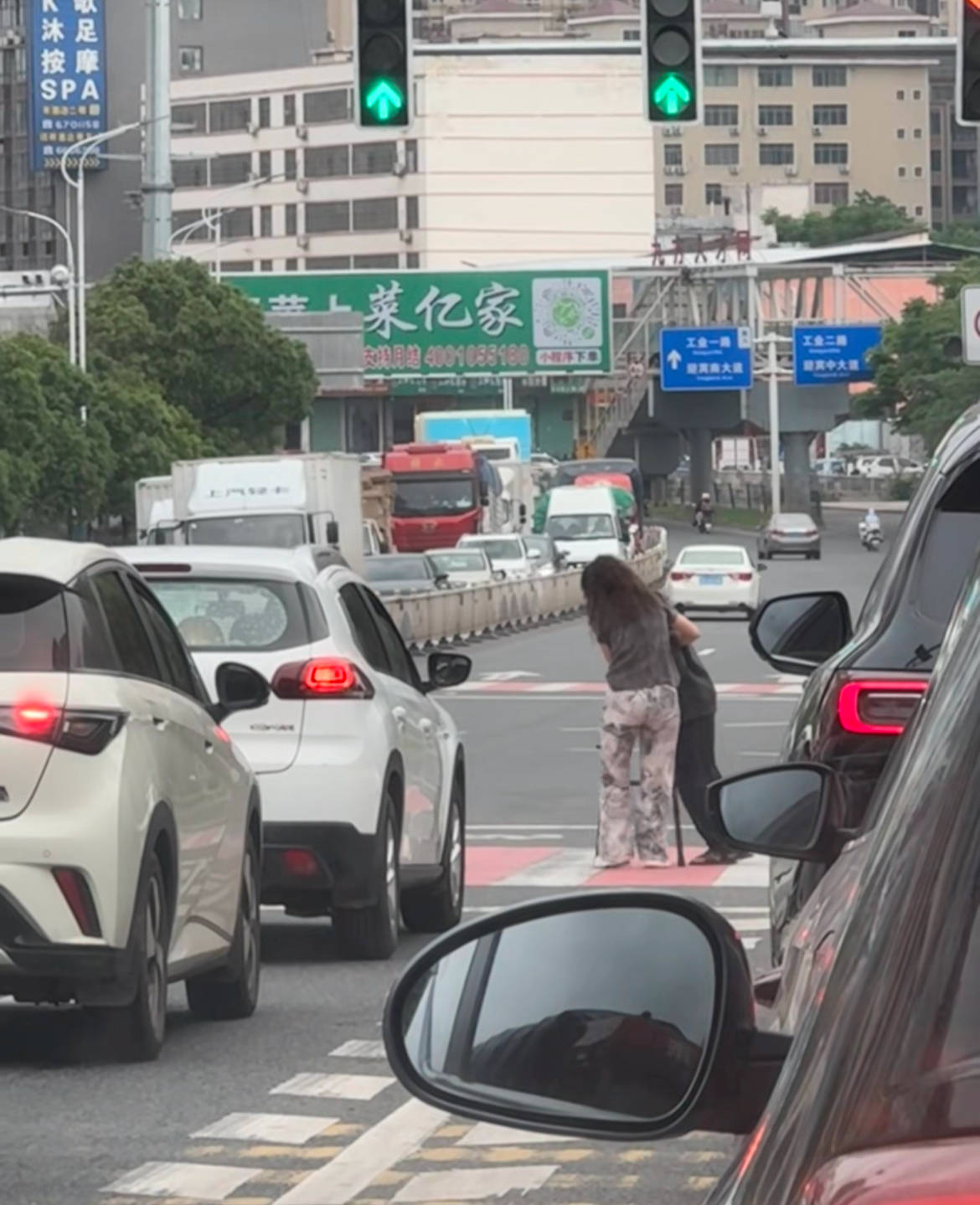 赣州女司机下车搀扶老人过马路<strong></p>
<p>证券从业</strong>，所有车辆等候4分钟，目击者：静静等待，没人按喇叭