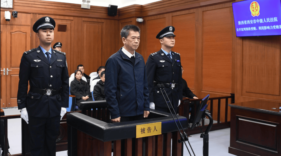 副部级郑洪<strong></p>
<p>证券从业</strong>，多次违规组织公款宴请，安排酒店制作菜品送到其家中