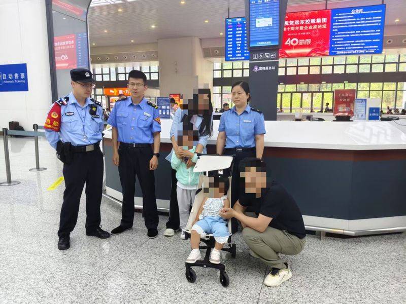 父母睡过头5岁哥哥带2岁妹妹独自下高铁<strong></p>
<p>建设证券</strong>，民警陪伴等待家长返回