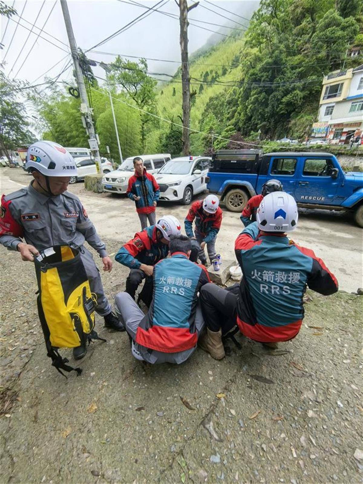 不到7点<strong></p>
<p>网络证券</strong>，搜寻福建8岁失踪男童的救援队伍已经出发