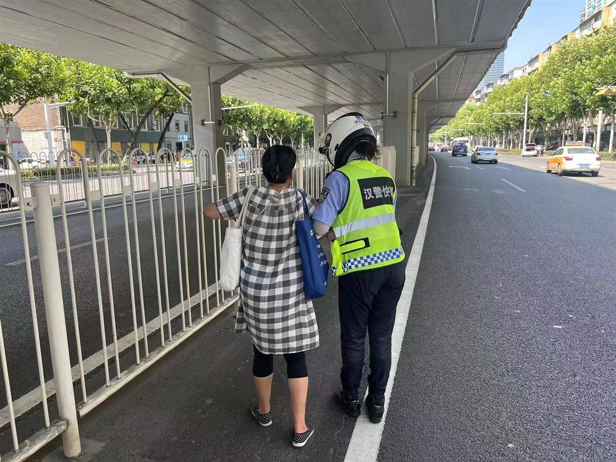 “姑娘<strong></p>
<p>华金证券</strong>，又是你，真有缘呀！”婆婆第三次在车流中遇到她