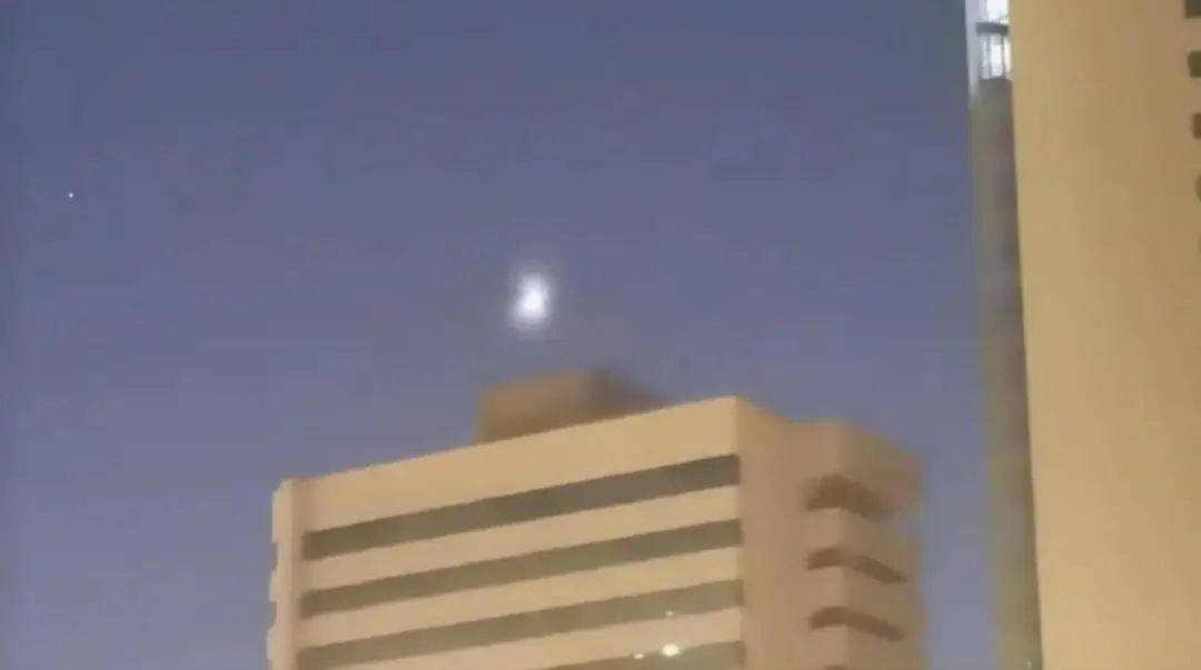 新疆夜空不明飞行物是什么<strong></p>
<p>书籍</strong>？揭秘来了
