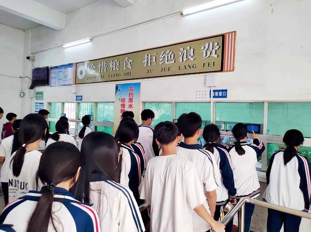 “小官巨贪校长”<strong></p>
<p>十大证券</strong>，让乡镇初中生吃不饱