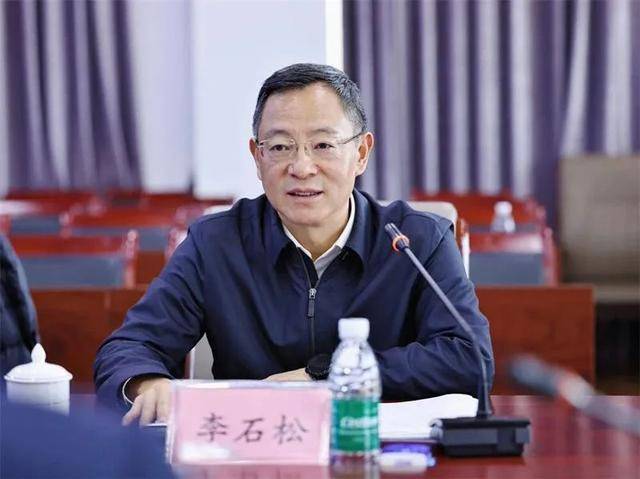 贪图享乐、道德败坏的李石松<strong></p>
<p>证券直播</strong>，在厅长、市长、市委书记等任上敛财数额特别巨大
