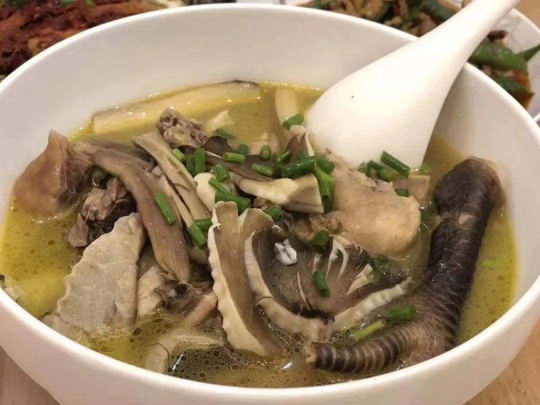 “天价”鸡枞调查：最贵卖到1800元/公斤！雨水少致产量低<strong></p>
<p>证券事务代表</strong>，多地价高客少