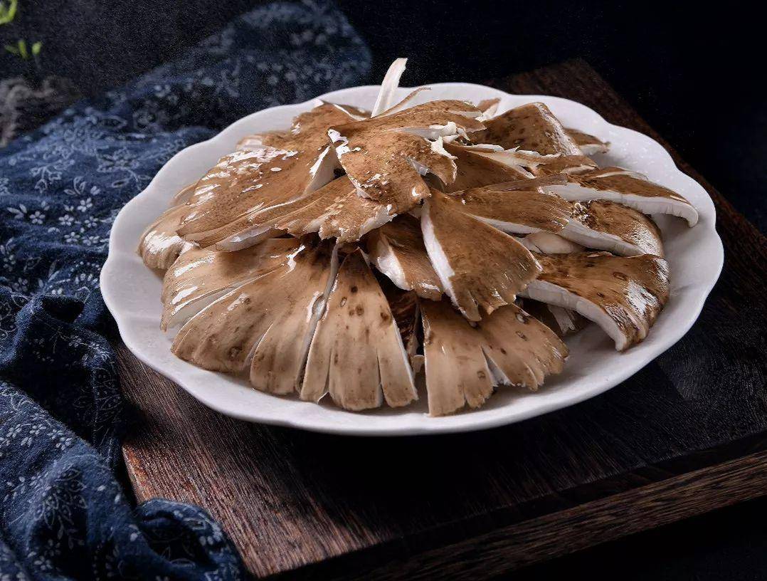“天价”鸡枞调查：最贵卖到1800元/公斤！雨水少致产量低<strong></p>
<p>证券事务代表</strong>，多地价高客少