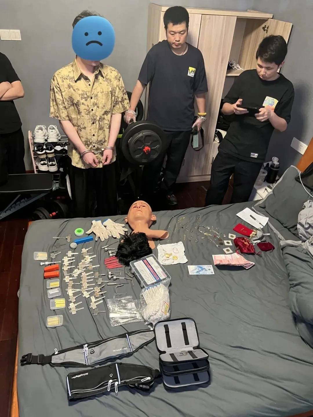 江苏一男子戴仿真“人皮”面具入室盗窃<strong></p>
<p>证券事务代表</strong>，流窜多个小区作案，涉案金额达15万余元