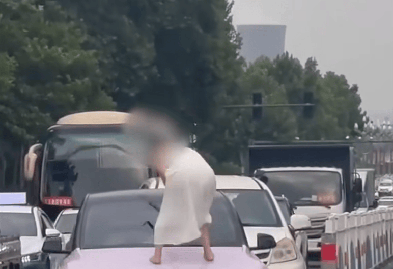 河南一女子路上持械打砸多辆车<strong></p>
<p>粤开证券</strong>，最新回应：已被警方控制