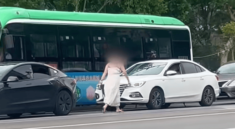 河南一女子路上持械打砸多辆车<strong></p>
<p>粤开证券</strong>，最新回应：已被警方控制