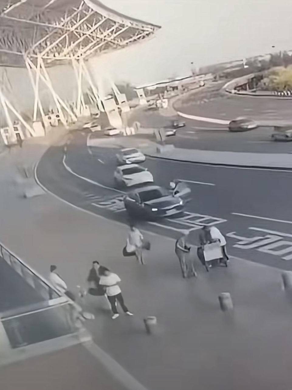 天津滨海机场一司机开门下车被相邻车道来车撞倒<strong></p>
<p>证券账户开户</strong>，车门脱落 交警正调查，律师分析