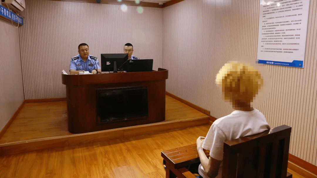 加油站内砸车打人<strong></p>
<p>证券从业证书</strong>，23名嫌疑人被临沂警方抓获